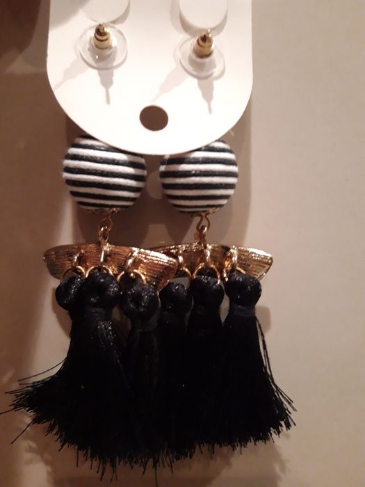 Par de brincos preto/branco/vermelho, com pingente de franja - NOVOS!