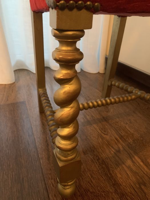 Cadeira vermelha e dourada