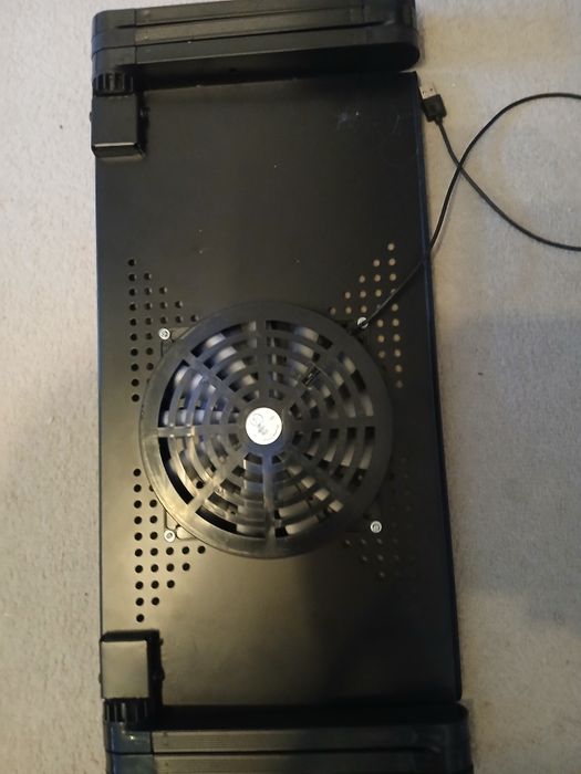 Podstawka chłodząca pod laptopa.