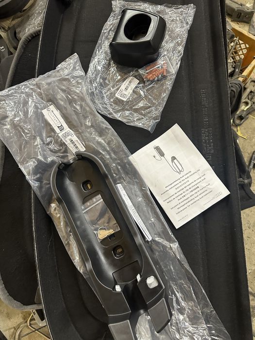 Кріплення зарядки audi e-tron,8v4915706H,8v4915515E