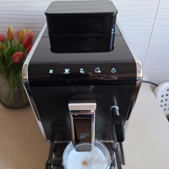 Tchibo ekspres do kawy z młynkiem oraz z dyszą spieniającą mleko