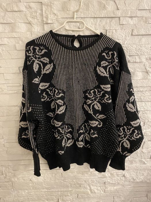 Sweter czarny z połyskliwą nitką