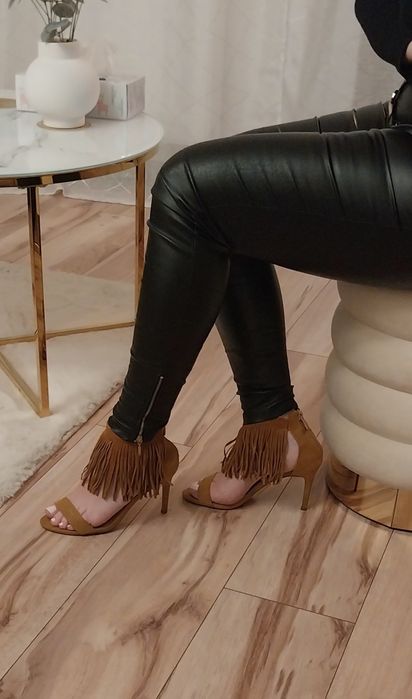 Sandałki damskie 37 boho z frędzlami na szpilce brąz camel