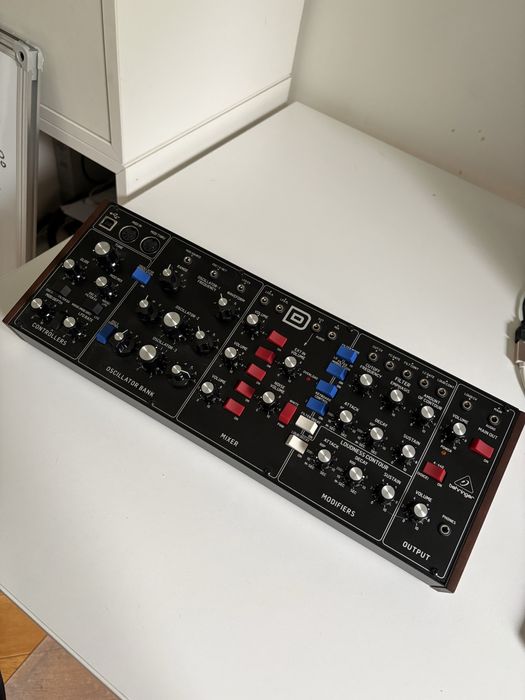 Behringer model d