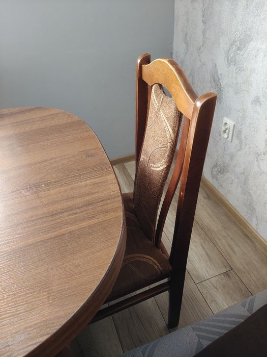 Stół rozkładany i 6 krzeseł