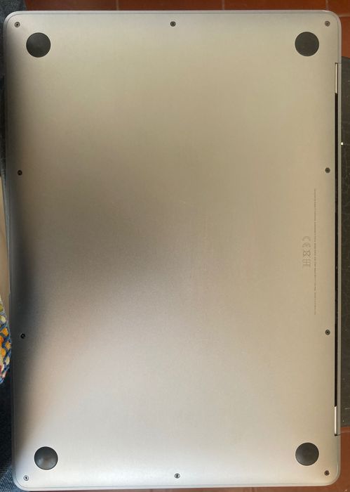 MacBook Air 2019 (A1932) - Funciona, ecrã com cores alteradas