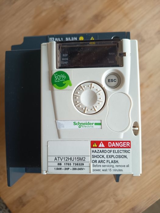 Variador Telemecanique ATV12HU15M2
Tem entrada a 230V e saída trifási