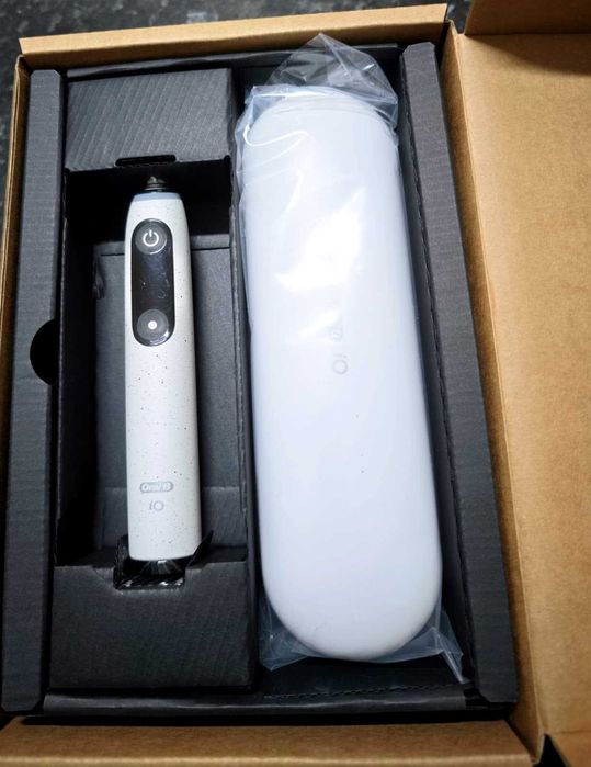 Oral-B iO 10 Escova elétrica + 2 cabeças + estojo de viagem
