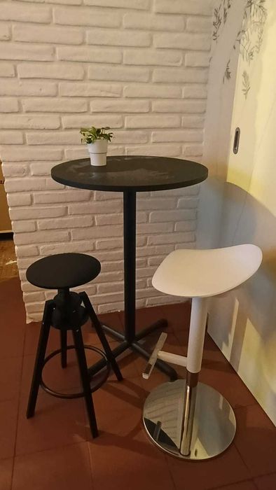 Mobiliário IKEA para Restaurante/Café - 4 Mesas Altas + 15 Bancos