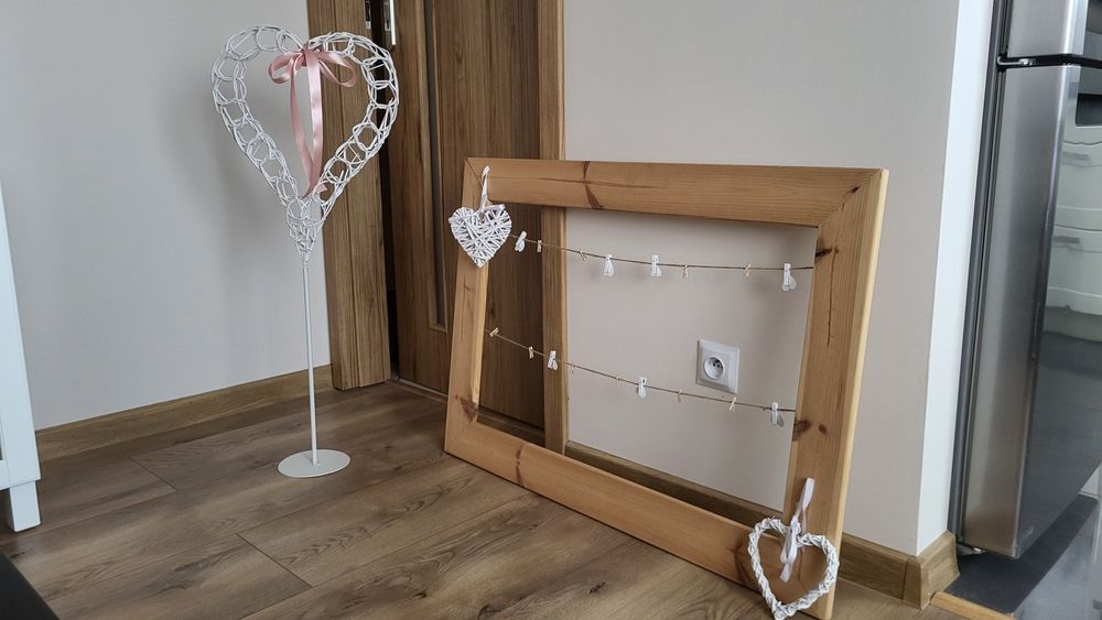 Dekoracje weselne, rama na zdjecia drewniana, wiklinowe serce stojak