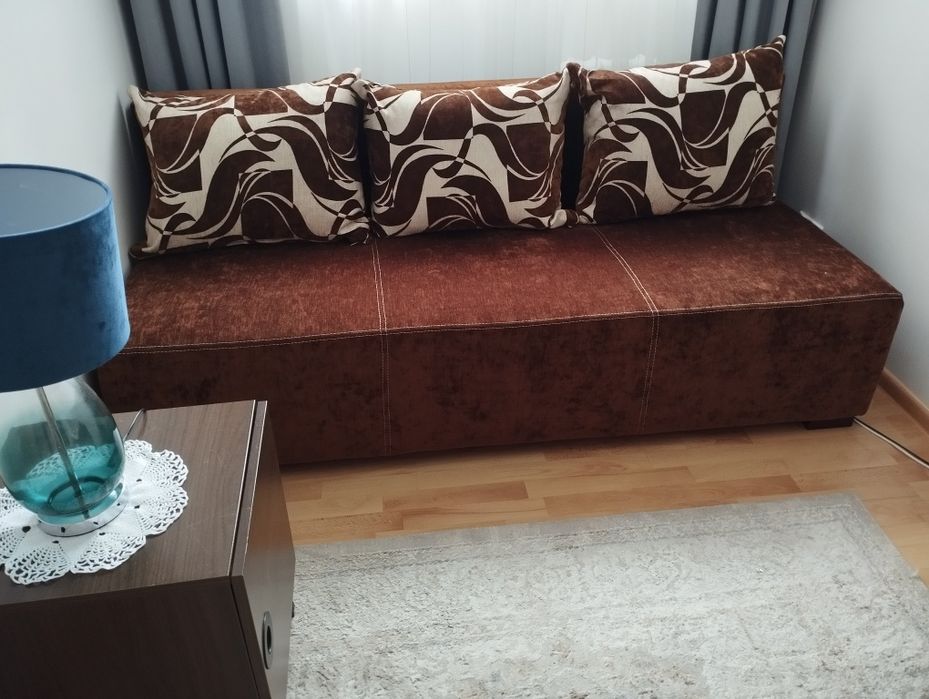 Wygodna, rozkladana sofa w brązowym 17.08