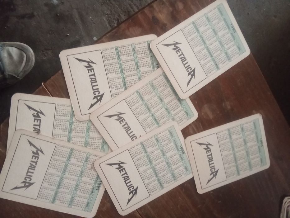 Calendários de Metallica Iron Maiden e Guns and Roses.