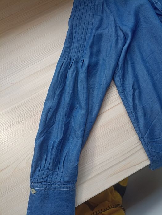 Легкая джинсовая рубашка Massimo Dutti.