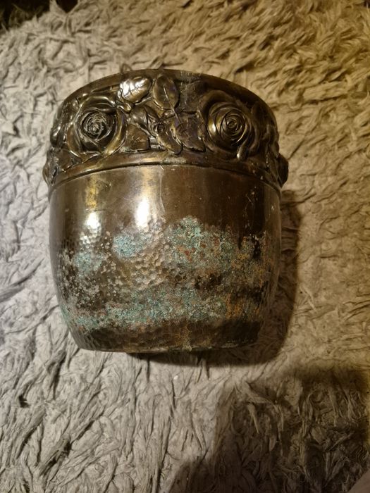 Antyczna mosiężna osłonka na donice