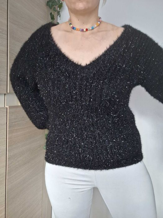 Czarny sweter z połyskującą nitką S