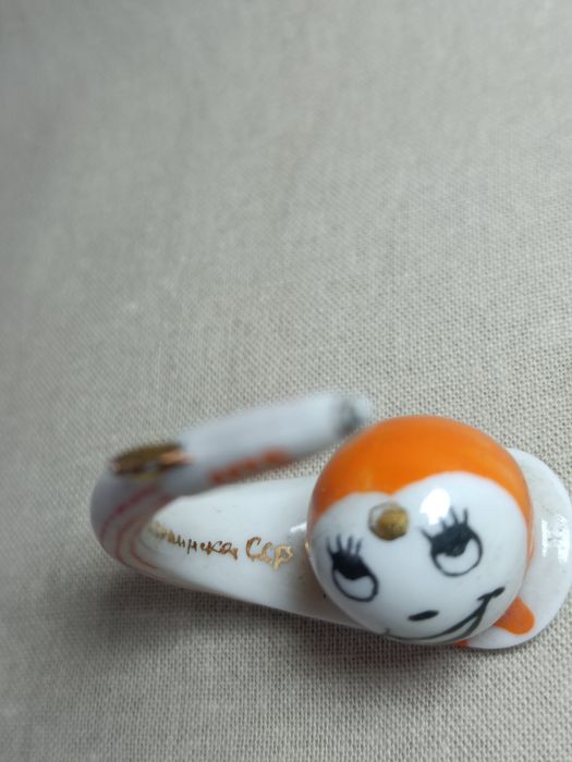 Фарфоровая статуэтка земля и ракета первый спутник