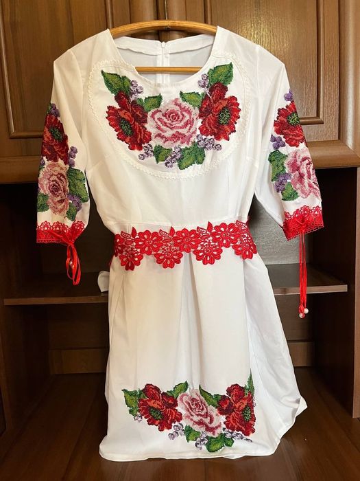 Сукня, плаття вишите, розмір 48