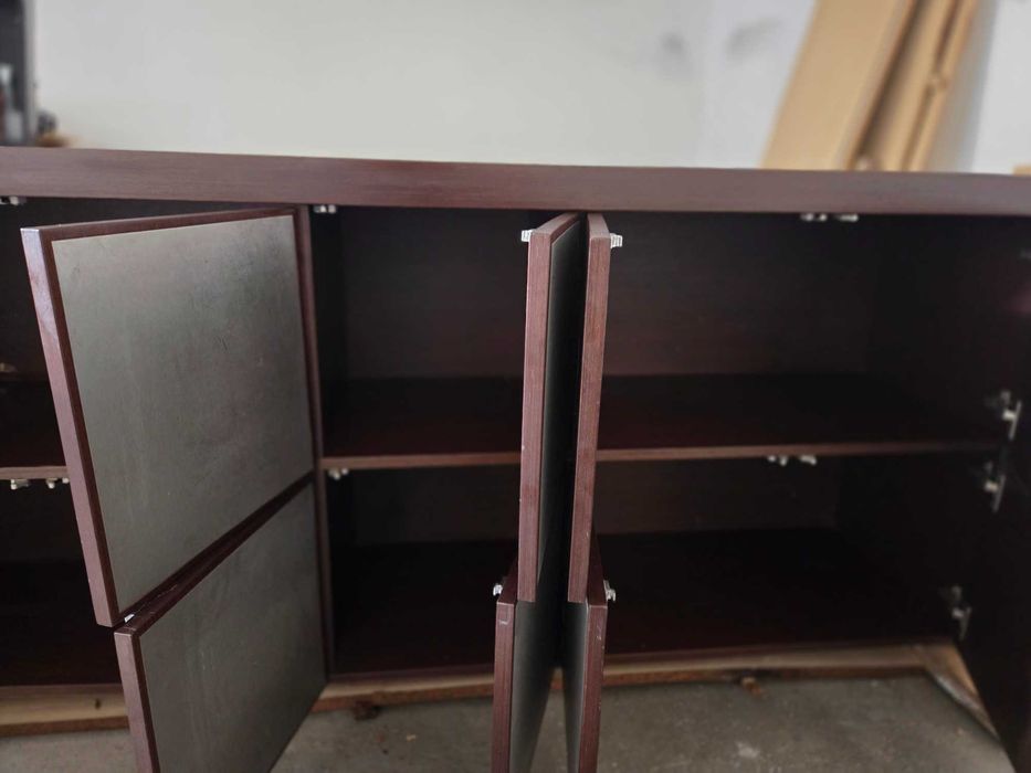 Aparador maciço com portas em inox