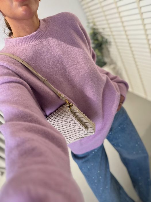 Трендові мʼякі однотонні текстуровані светри