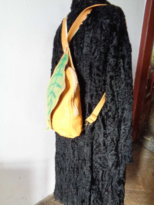 Artystyczny skórzany plecak z liściem.  Handmade