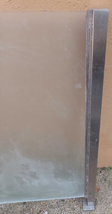 Vidro fosco temperado.