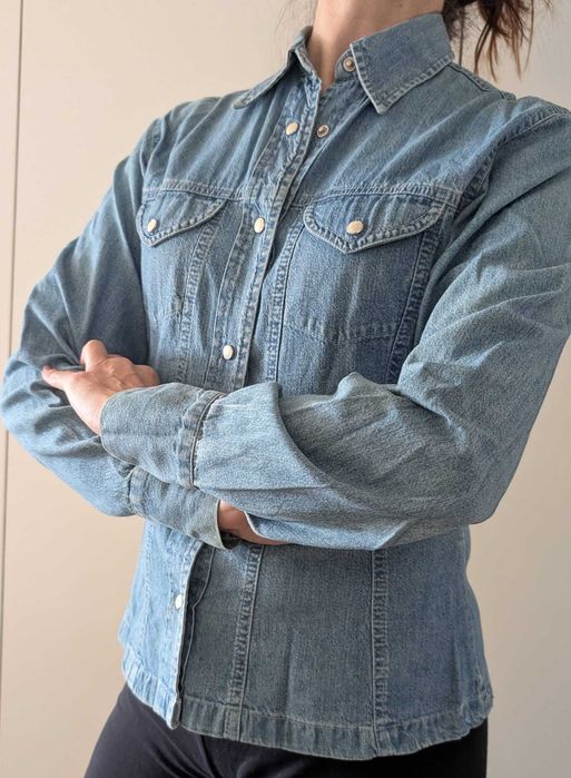 Camisa de senhora em ganga intemporal