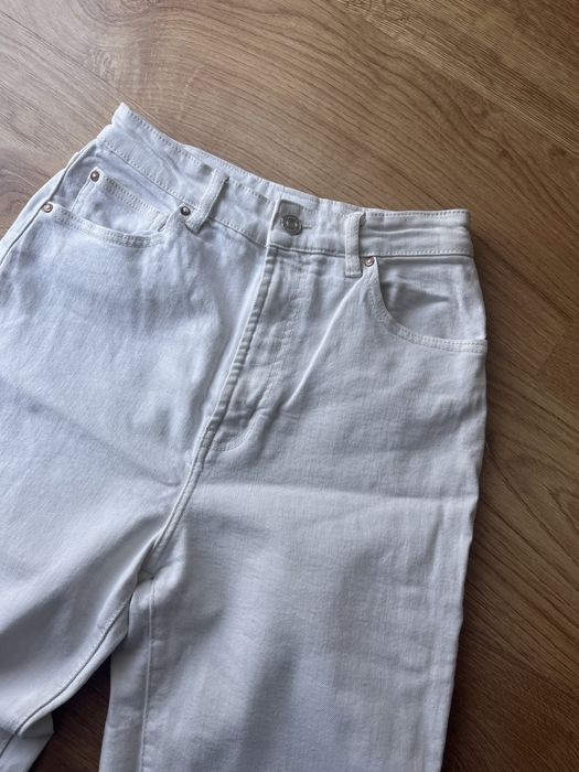 Білі стрейчеві джинси на високій посадці