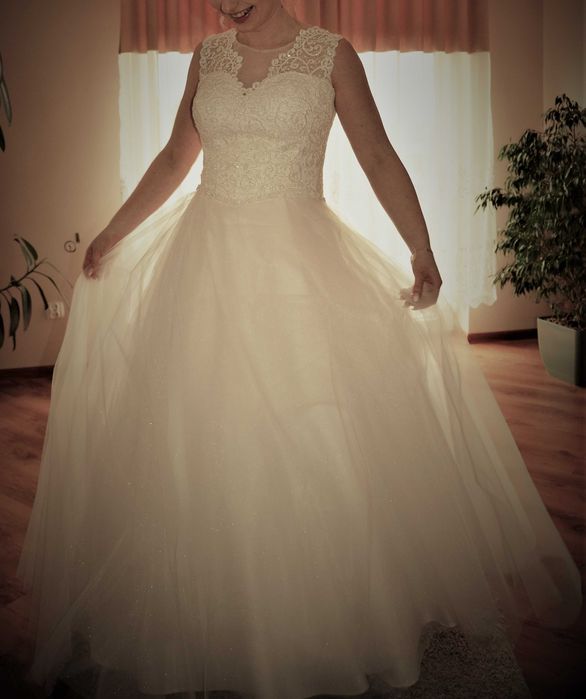 Suknia ślubna biała z gorsetem i welonem