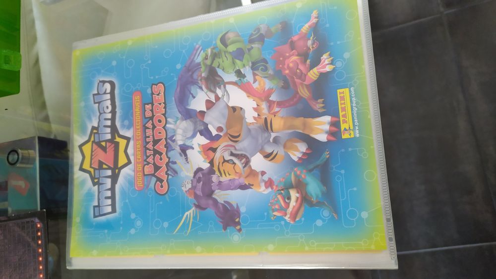 Lote INVIZIMALS 4 cadernetas +caixa arqui. + 2 tabuleiros+ 6 revistas