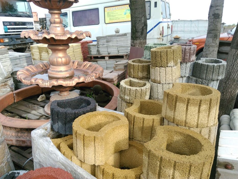 Вазони,болясини,квiтники,леви,пам'ятники,фонтани...