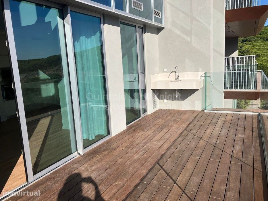 Apartamento T3+1 duplex com terraço entre Monsanto e Miraflores