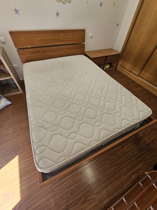 Cama de casal 140x195 em bom estado. Colchão e mesinhas de cabeceira incluídos