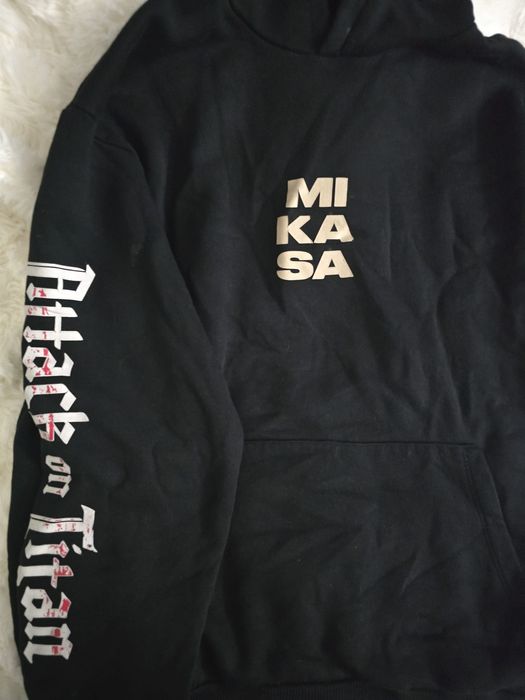 Várias peças de roupa em bom estado