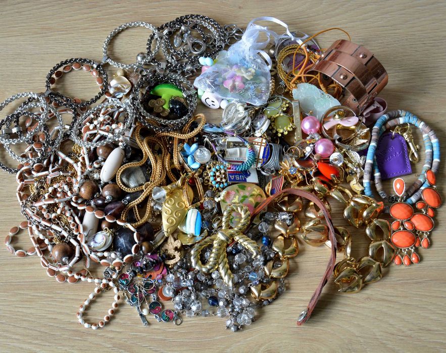 Лот вінтажної сучасної біжутерії ціна за все намиста кулони срежки браслети