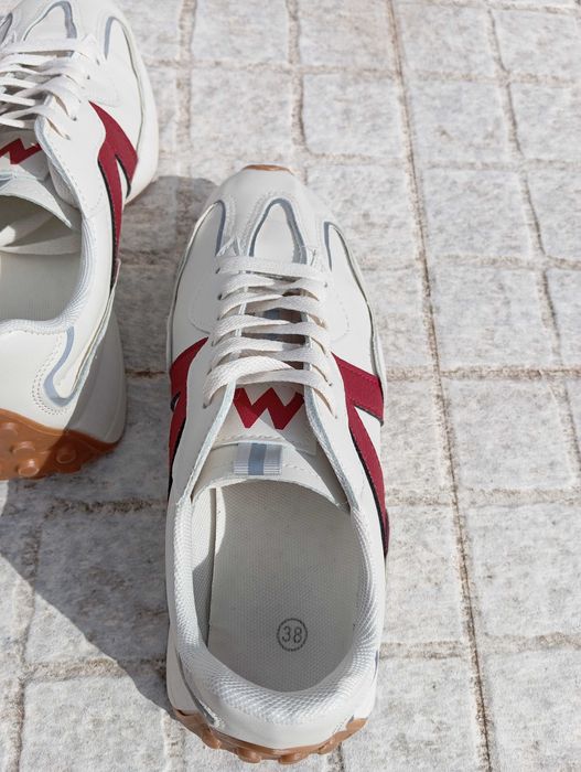 Sapatilhas bege e vermelhas como Novas