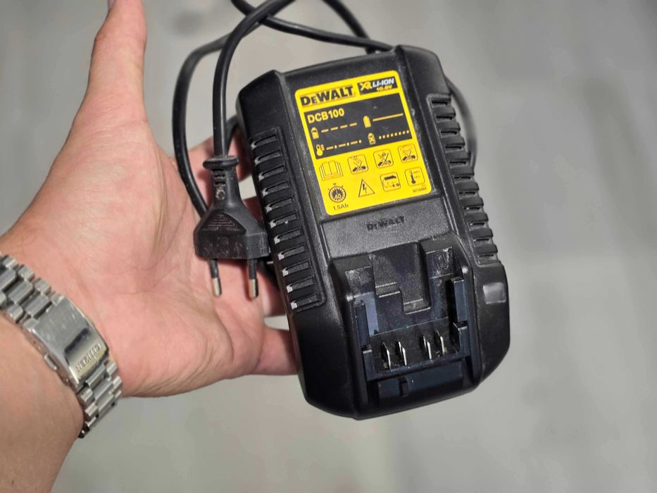 Ładowarka DeWalt DCB100 XR Li-Ion 10.8V / 12V | Sprawna | Stan BDB