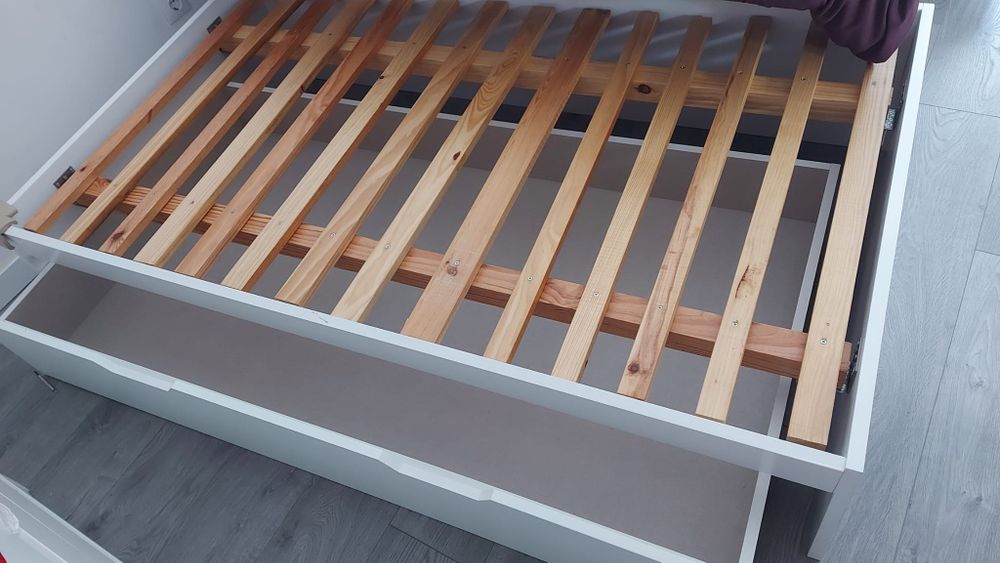 Cama com gaveta de arrumação