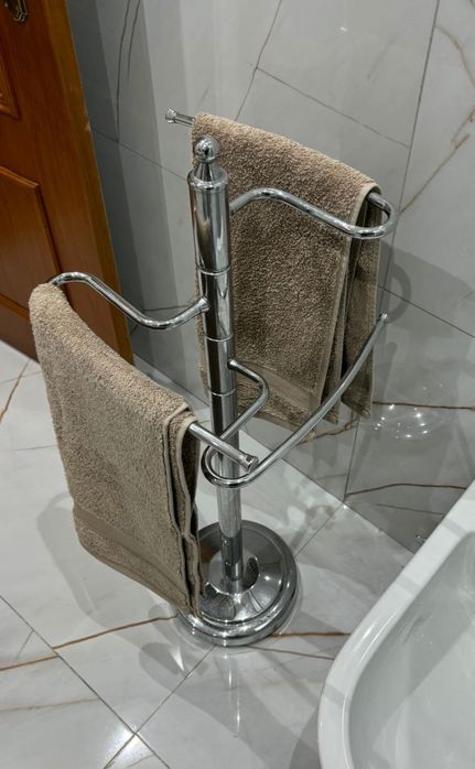 Set of 2 freestanding towel racks, with paper towel holder and piassava brush64752332023683120