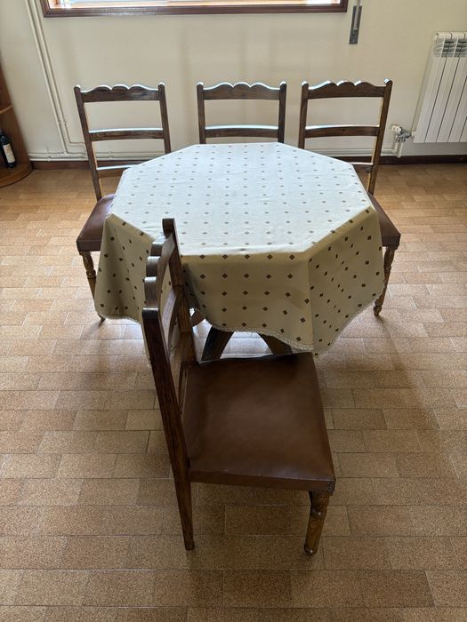 Mesa e cadeiras (tenho 4 conjuntos iguais aos das fotos)