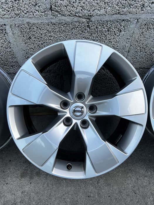 Oryginalne Alufelgi R18 5x108 volvo XC 40 60 90 V90 7,5J ET 50,5
