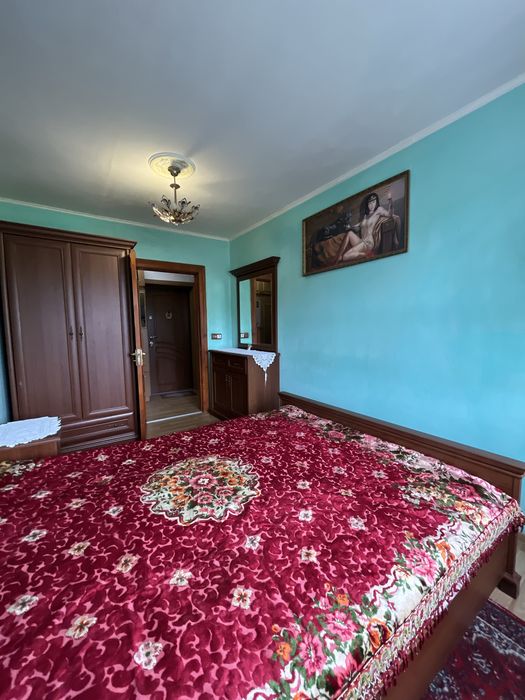 Квартира в гарному стані, з меблями в центральній частині.