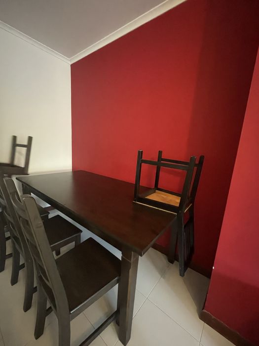 mesa grande com cadeiras