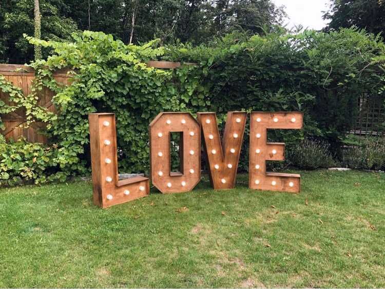 Oświetlany, drewniany napis LOVE. Styl rustykalny.  Ślub, wesele.
