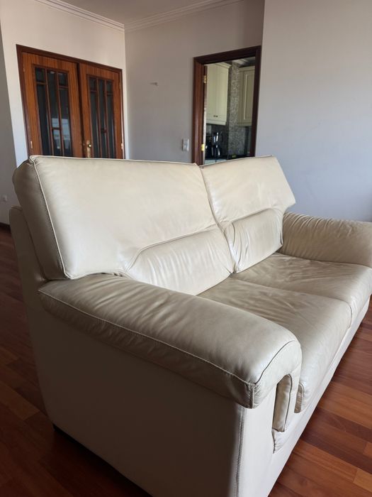 2 sofás em pele bege - excelente estado e muito confortáveis