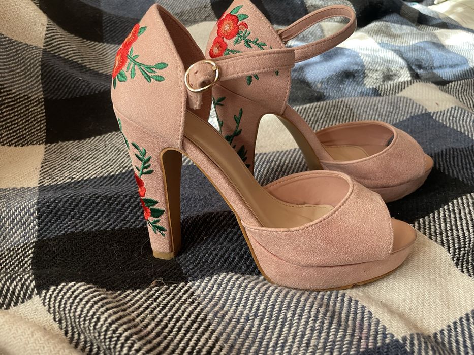 Босоніжки жіночі на підборах. Туфлі . З вишивкою Shoes Camellia бежеві
