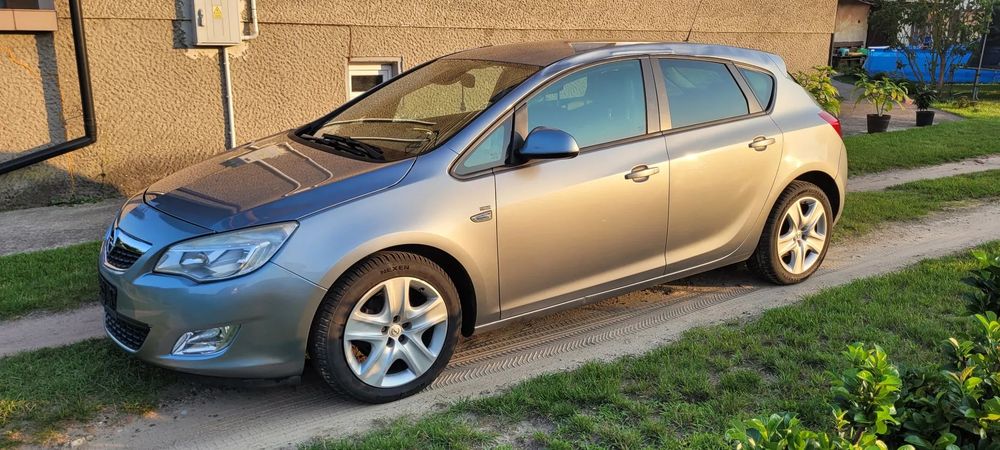 Opel Astra Astra J 2011rok 1.4 140km 109tyś przebiegu
