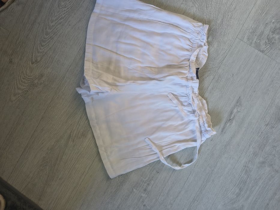 Białe spodenki Zara