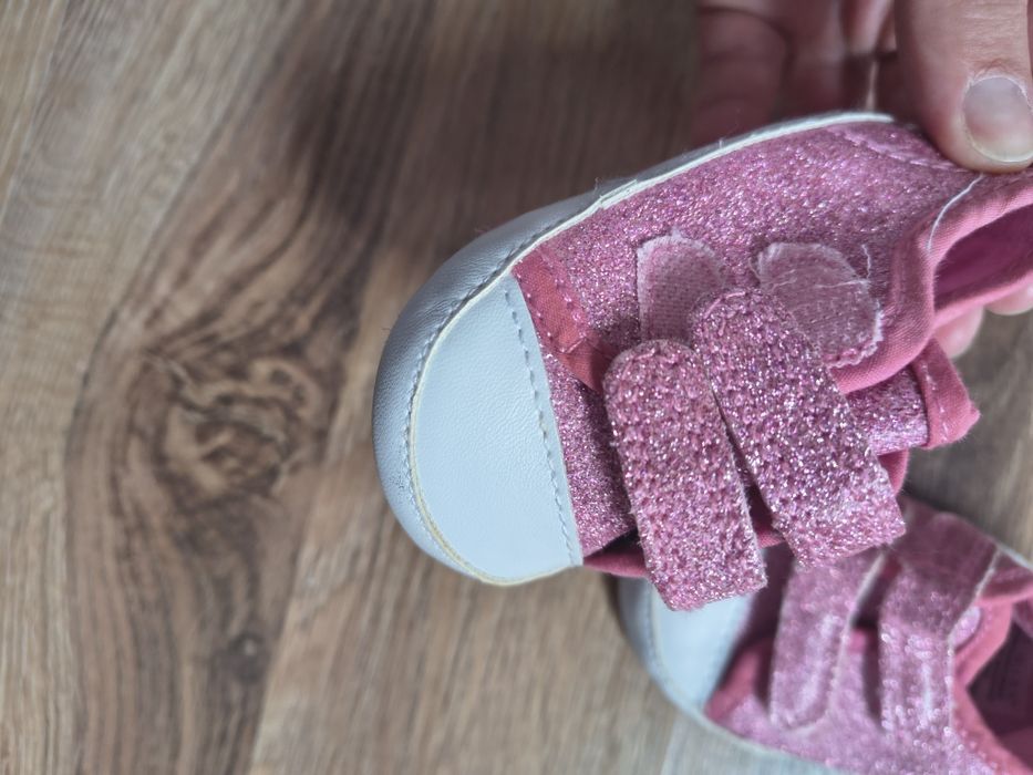 Buty, adidaski niechodki dla dziewczynki