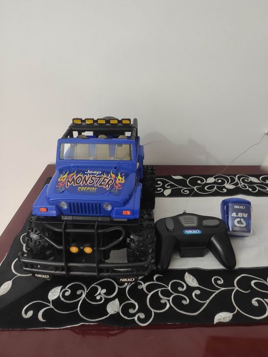 Carro telecomandado JEEP