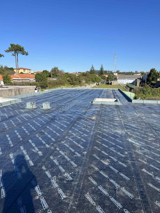 Fazemos a impermeabilização Telas asfálticas betuminosas e isolament.